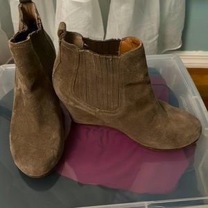 Dolce vita size 6.5 women’s suede taupe wedges in great condition